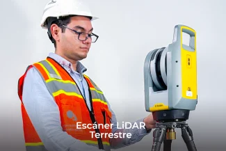 Un hombre con casco y chaleco de seguridad maneja un escáner LiDAR terrestre montado sobre un trípode, mostrando la avanzada tecnología LiDAR. El texto de la imagen dice Escáner LiDAR Terrestre.