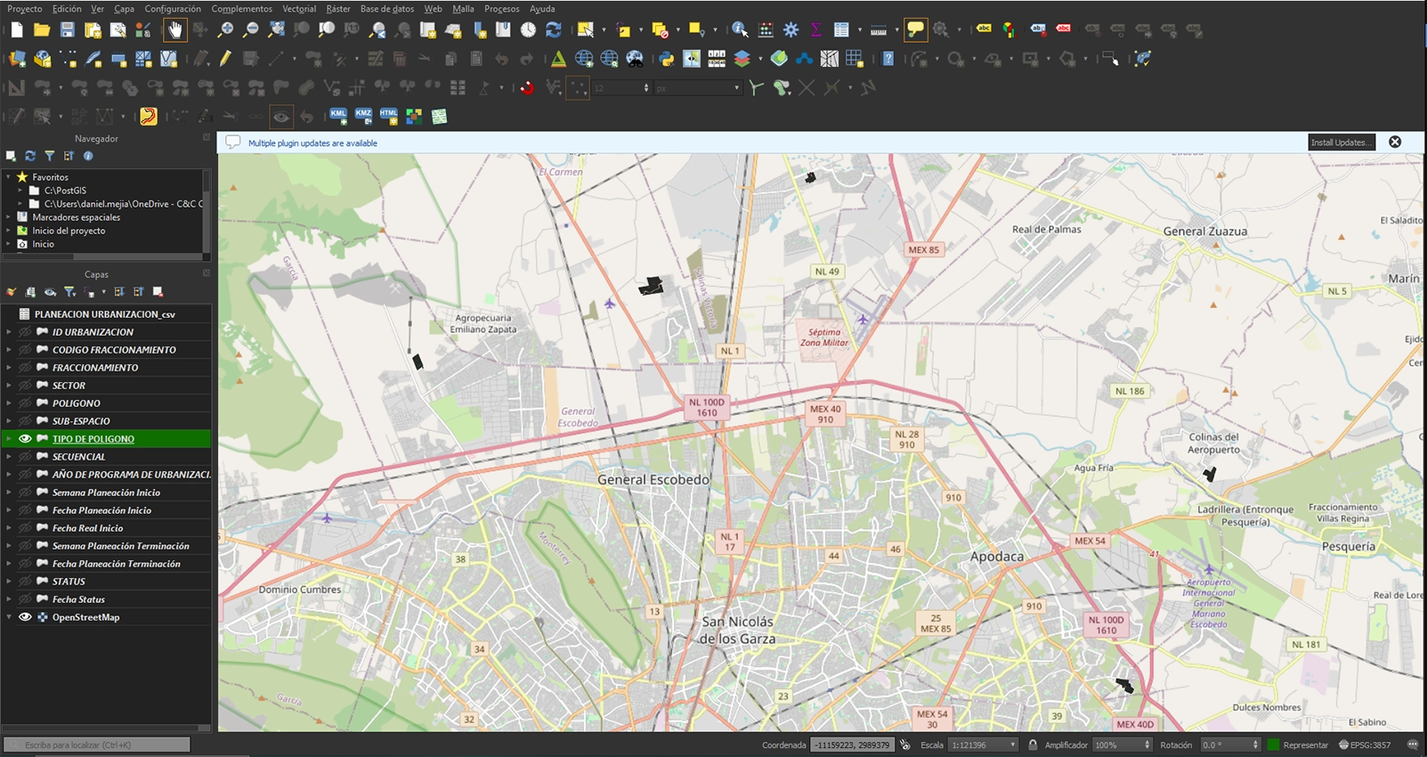 Screenshot of QGIS software with a city map open, showing roads, neighborhoods, several location markers, and digital layers like Modelos digitales. The interface displays toolbars, layers panel, and map navigation tools.