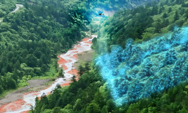 Un bosque verde y frondoso con un río serpenteante atraviesa la escena; parte del bosque está superpuesta con una cuadrícula digital azul translúcida, destacando la tecnología en campo para análisis ambiental avanzado o tecnología de mapeo digital.
