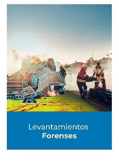 Dos bomberos trabajan en el lugar de un coche volcado, con humo al fondo. Un contorno digital destaca el coche. El texto dice: Levantamientos Forenses.