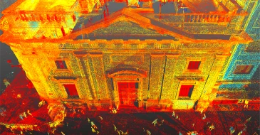 Una colorida nube de puntos LiDAR en 3D de un edificio histórico con frontón triangular, gran puerta y ventanas simétricas, rodeado de tenues contornos de personas, visto desde arriba.