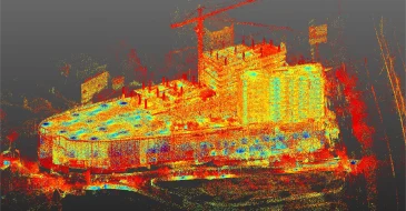Una colorida nube de puntos 3D de una obra en construcción, creada con Escaneo LiDAR CDMX, muestra un gran edificio y una grúa en puntos rojos, amarillos, azules y verdes sobre un fondo oscuro.