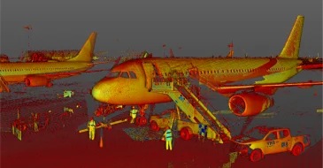 nube de puntos del aeropuerto trabajando cerca de un avión de pasajeros con las escaleras acopladas, captada durante un estudio de Escaneo LiDAR CDMX. Trabajadores con chalecos reflectantes junto al equipo y un taxi aparcado en las inmediaciones bajo un cielo gris.