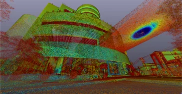Colorida nube de puntos LiDAR de un gran edificio curvo en una esquina de Monterrey, con una estructura arqueada y árboles visibles, además de una característica circular en el cielo a la derecha.